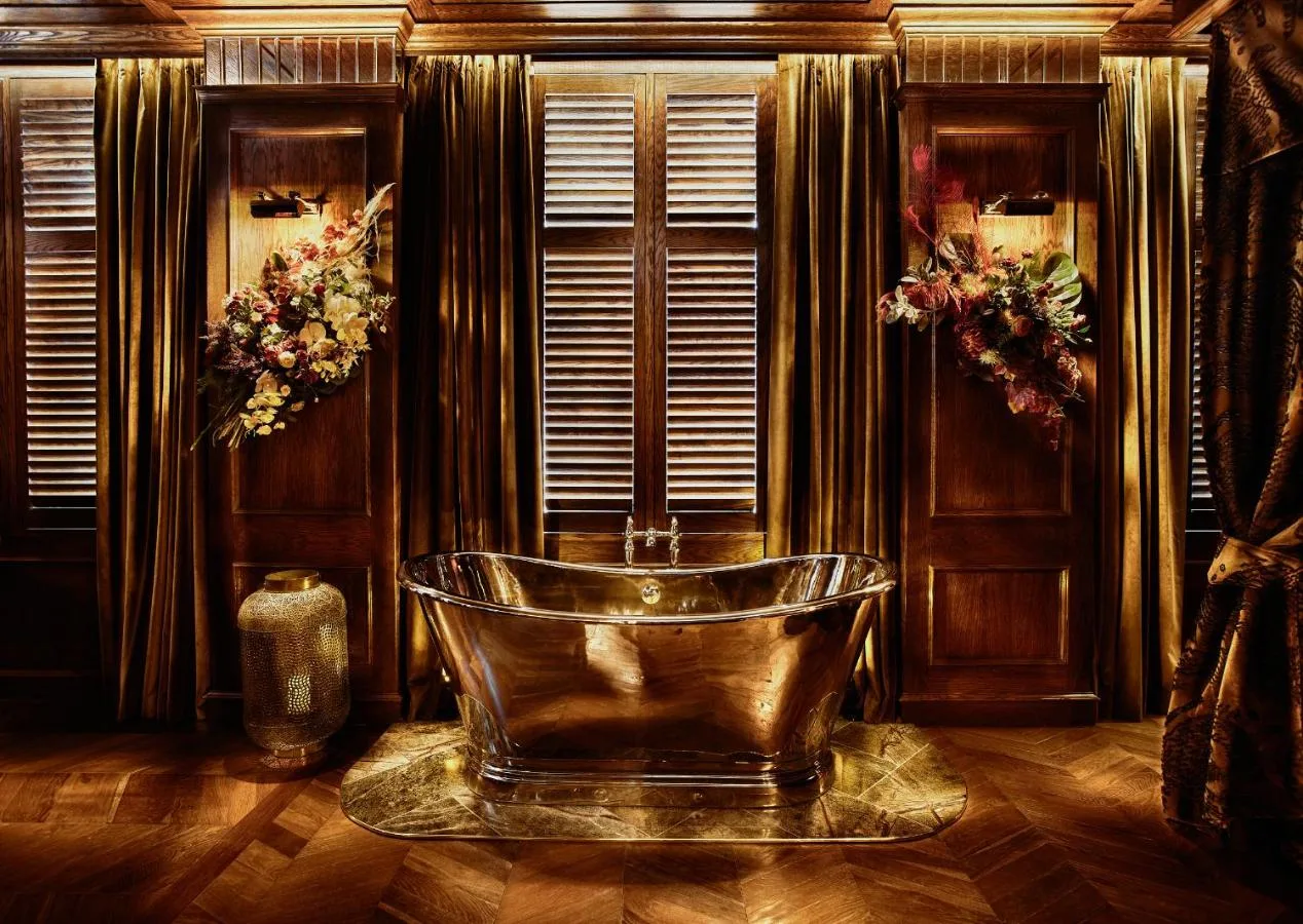 Copper bath in a suite